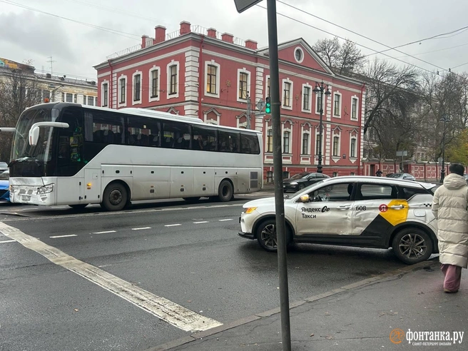 На Васильевском острове ДТП с автобусом и такси. Посмотрите, что случилось  | Источник: читатель «Фонтанки»