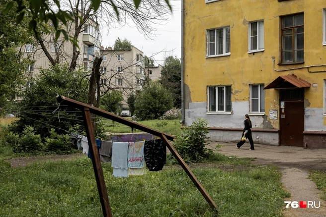 Перекладина для сушки белья заметно покосилась, но по-прежнему выполняет свою функцию | Источник: Александр Куренной / 76.RU