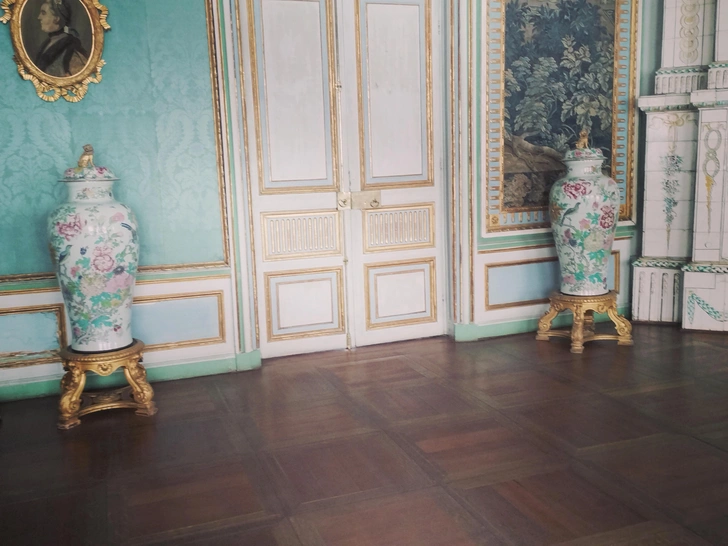 Напольные парные китайские вазы на подставках. | Источник: Мария Мамонова