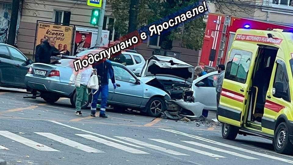 Четыре человека пострадали в ДТП в центре Ярославля. Видео