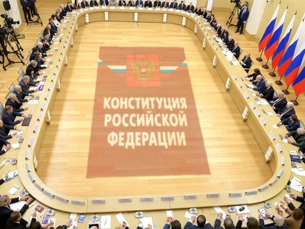 Встреча с рабочей группой по подготовке предложений о внесении поправок в Конституцию / фото с сайта kremlin.ru/коллаж | www.fontanka.ru