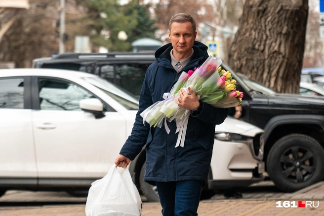 Утром мужчины несли букеты в офисы | Источник: Евгений Вдовин / 161.RU