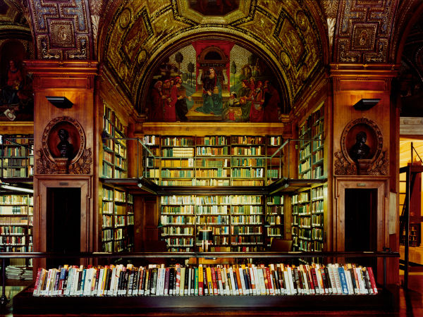 Интерьеры библиотеки клуба по вторяют библиотеку Ватикана