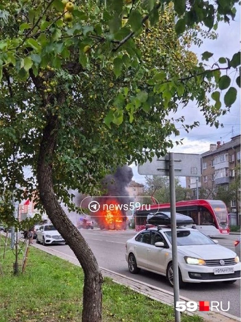 Пламя охватило автобус за считанные минуты | Источник: Читатель 59.RU