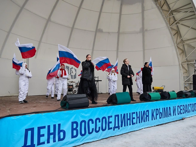 Со сцены звучали выступления творческих коллективов. | Источник: Александр Ощепков / NGS.RU