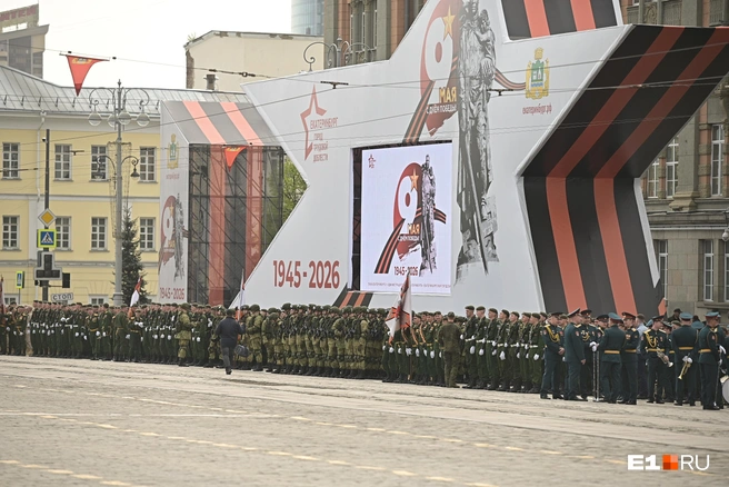 После парада на этом экране весь день показывали советские военные фильмы | Источник: Максим Воробьев / E1.RU