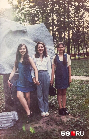 Оксана — в центре, и ее дочки. В Парке Горького, 1998 год | Источник: Василина Любимова / 59.RU, личный архив Оксаны Оболонковой