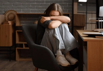 «Психически больной отец избивает мою маму, но она никогда не уйдет от него. Волнуюсь только о младшем брате…»