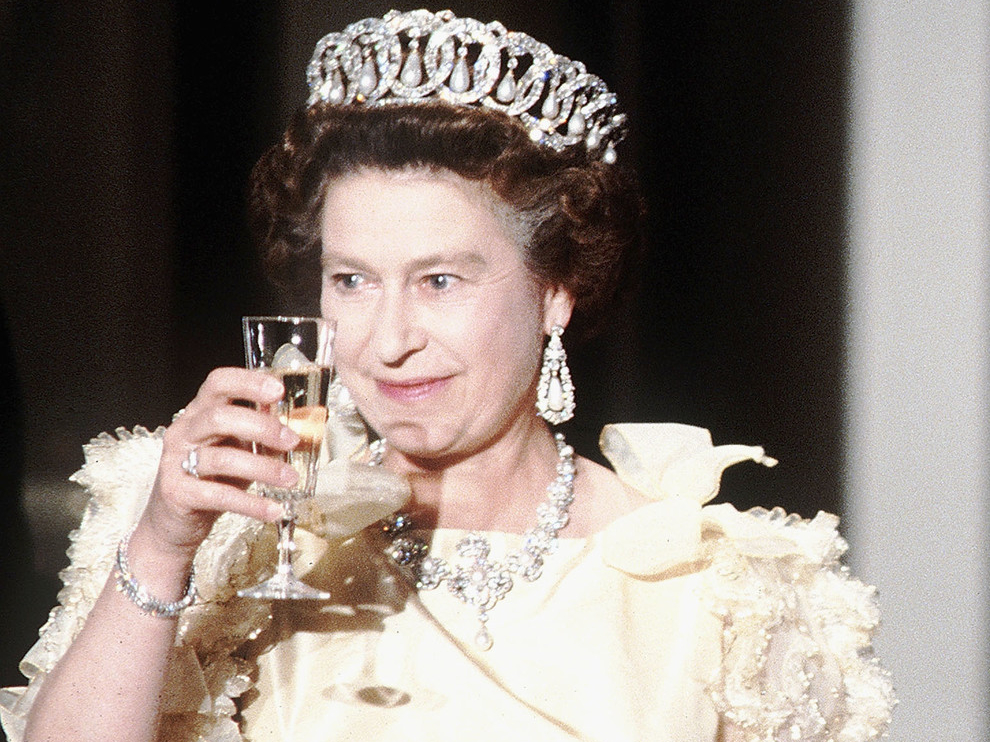 Елизавета II произносит тост в честь президента Рональда Рейгана на банкете в Сан-Франциско, США, 1983 | marieclaire.ru