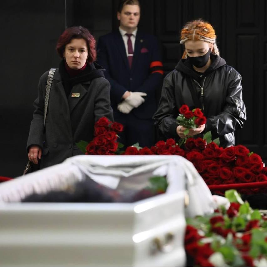 «Просто медленно закрыла глаза»: близкие сгоревшей от рака 21-летней блогерши Иры Небоги у гроба