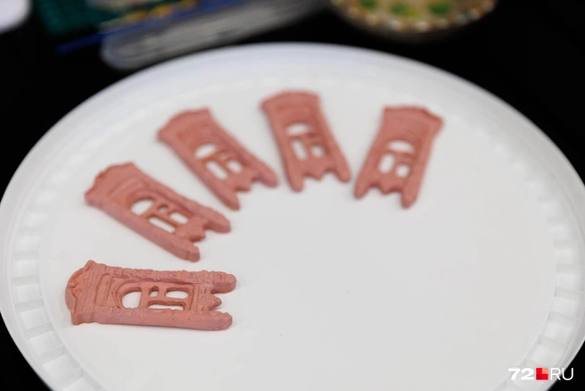 Предлагаем подглядеть, как делаются легендарные тюменские наличники из глины. Тут они уже покрыты первым слоем краски | Источник: Ирина Шарова / 72.RU