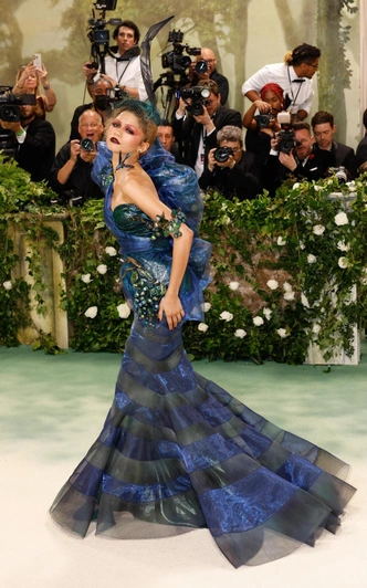 Зендея в платье Gohn Galliano на Met Gala в 2024 году 