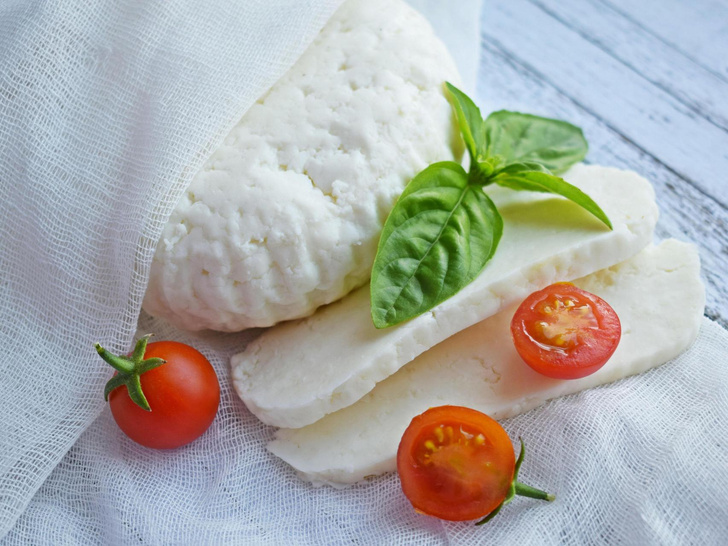 Нежный, мягкий и в меру соленый: как приготовить адыгейский сыр в домашних условиях
