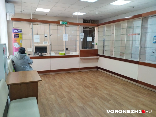 Все полки в аптеке пустые | Источник: Дмитрий Волгин / Voronezh1.ru