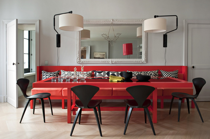Обеденная зона гостиной. Стол и диван сделаны по эскизам Double G. Вокруг стола — стулья, дизайн Нормана Шеме, Sentou (современное переиздание модели 1950 года). Бра Swivel Wall light, дизайн Дика ван Хофа.