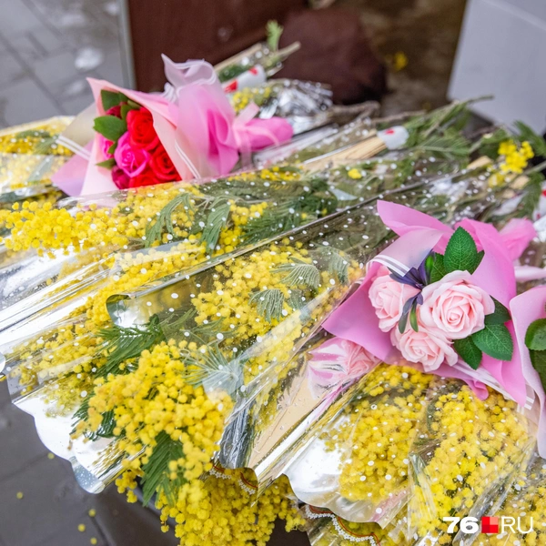 На прилавке — пышные ветви мимозы и мыло в виде розочек | Источник: Кирилл Поверинов / 76.RU