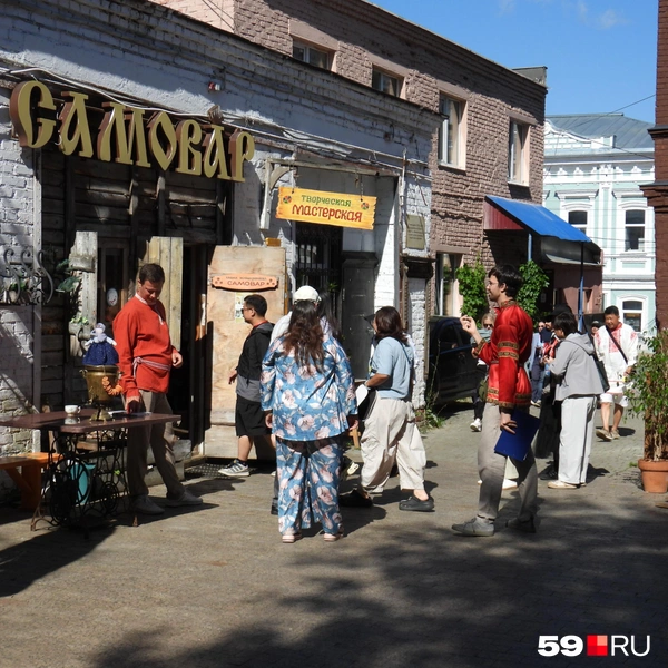 В ремесленном дворике участники «Великого чайного пути» не прошли мимо самовара | Источник: Кирилл Хафизов / 59.RU