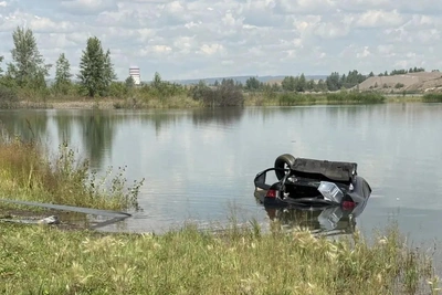 Водолазы нашли на дне озера под Красноярском машину с телом женщины