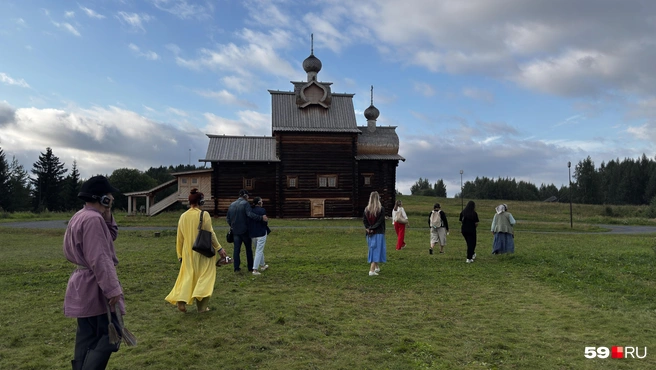 Чтобы пройтись по траве босиком, некоторые гости сняли обувь | Источник: Алексей Кожевников / 59.RU