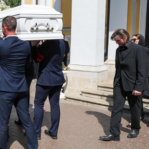 Чернышев не сдержал слез, когда выносили гроб жены — идти за машиной с телом не хватило сил
