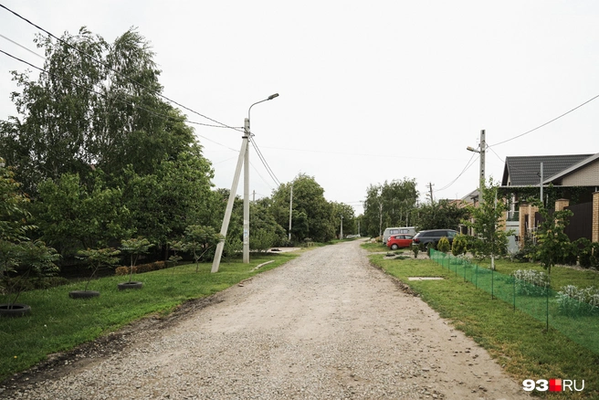 На большей территории Знаменского дороги отсыпаны гравием  | Источник: Дарья Паращенко / 93.RU