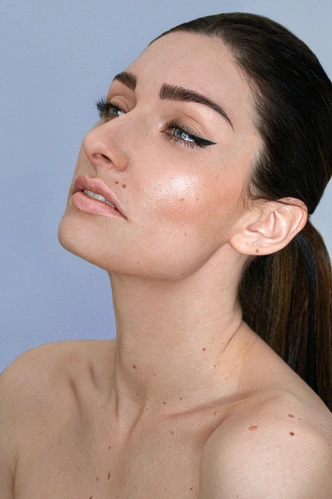 Ретинол, кислоты, ниацинамид и другие: активные компоненты в косметике — большой гид по уходу за кожей | Источник: Unsplash