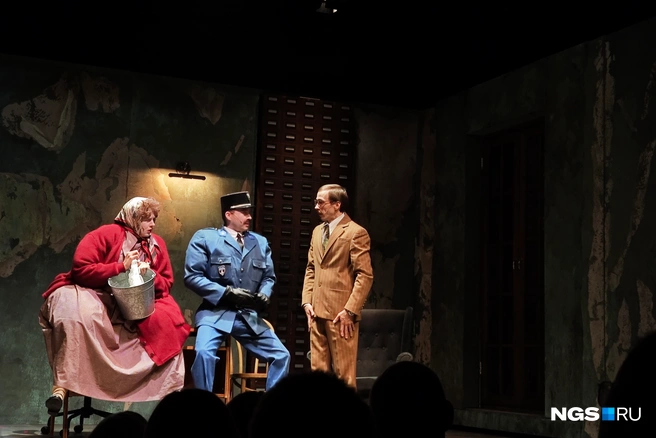 Обратите внимание на карикатурно широкие плечи полицейского и необъятные бедра соседки Кузена | Источник: Маргарита Резникова / NGS.RU