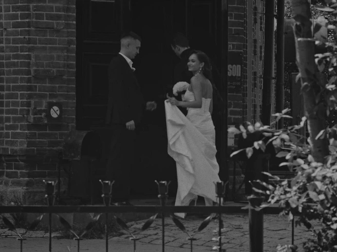 Торжественное мероприятие пара проводила в ресторане рядом с Первомайским сквером, где в тот момент снимали одну из сцен короткометражного фильма. | Источник: Екатерина Ивантеева