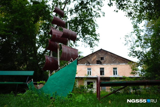 Вместо алого паруса окрасили бордовым. Получилось достаточно сурово | Источник: Евгений Софийчук / NGS55.RU