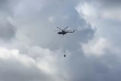 Пожар под Петербургом: вертолёт тушит 50 тысяч квадратов