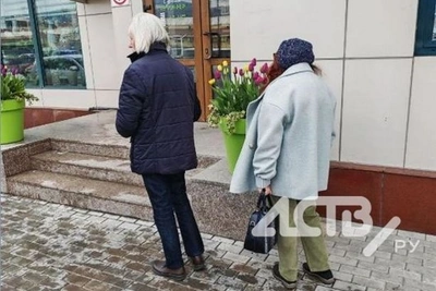 Семейная пара вырвала тюльпаны из общественного вазона