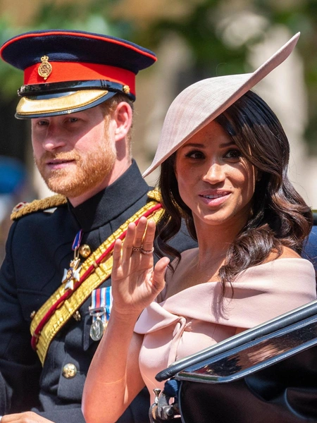 2018Одно из первых появлений Меган Маркл в качестве герцогини в плотно прилегающей коктейльной шляпе Philip Treacy.