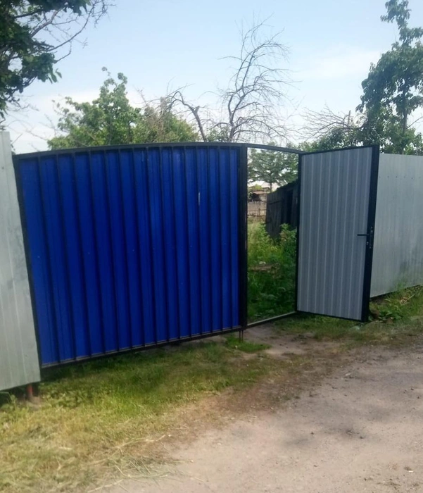 Ворота в СНТ начали ставить | Источник: Андрей Водолеев