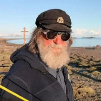 «Молюсь, пингвин делает поклоны». Федор Конюхов показал, как живет на антарктическом острове Смоленск (видео)