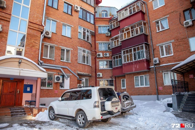 Концепции «двор без машин» в 90-х не существовало. Поэтому у дома на Челюскинцев, 29 можно заметить стоящие нестройным рядом припаркованные авто | Источник: Ирина Шарова / 72.RU