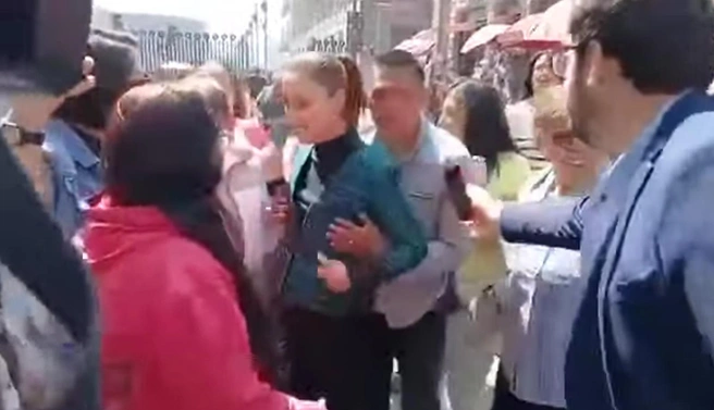В Мексике мужчина попытался поцеловать президента Клаудию Шейнбаум. Смотрите, что получилось | Источник: соцсети