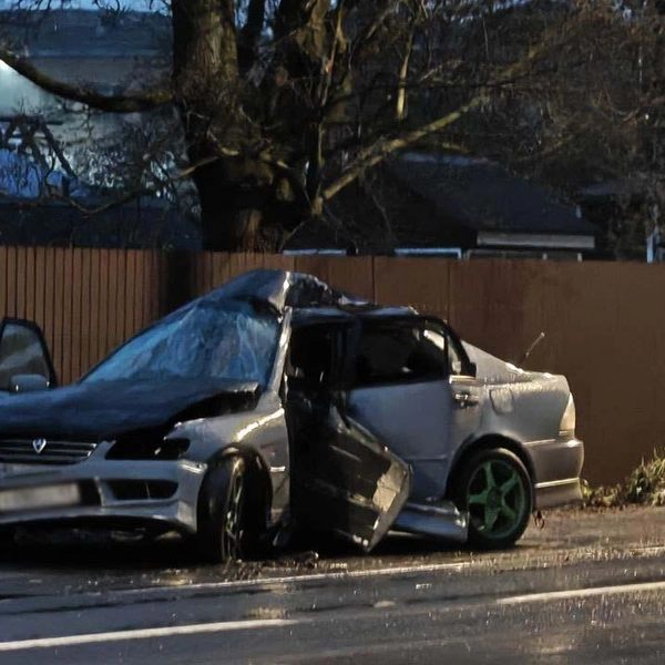 В Красном Селе водитель намотал «Тойоту» на столб и погубил пассажирку | Источник: Транспортный КОЛЛАПС, Красное Село.