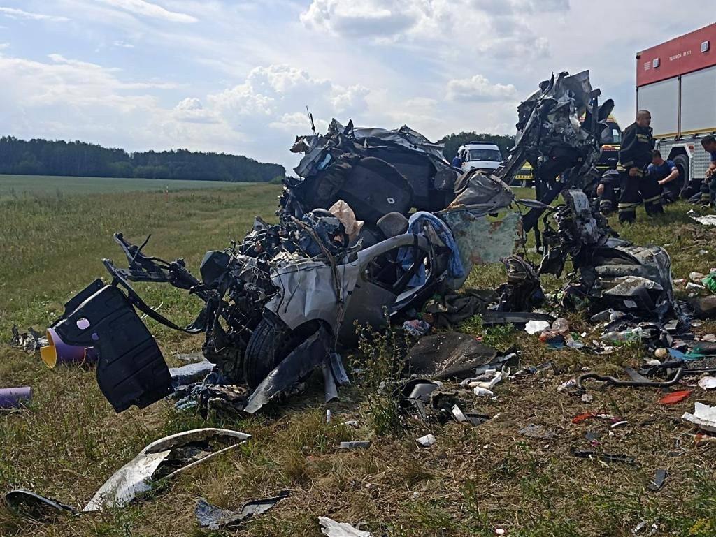 Семья из Тюмени разбилась насмерть в ДТП в Омской области: их машина  столкнулась с грузовиком - 26 июля 2023 - 72.ру