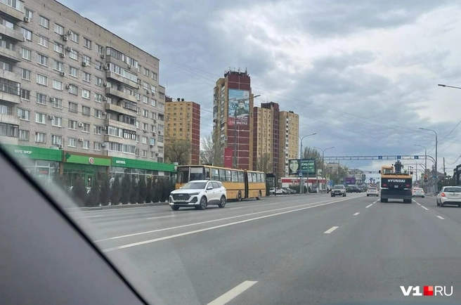 Автобус заметили на улице Рокоссовского | Источник: читатель V1.RU