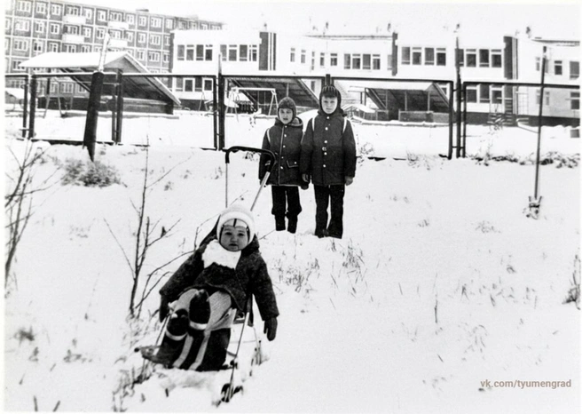 Первый снег 1981 года. Малышей часто еще укутывали в шаль поверх шубы — так теплее | Источник: из личного архива Олега Фомина, «Тюмень до нашей эры» / Vk.com