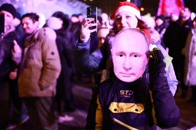 Кемеровчане встретили Новый год на площади с музыкой и костюмами