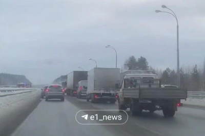 Traffic blocked on Serov Tract due to smoking truck: video
