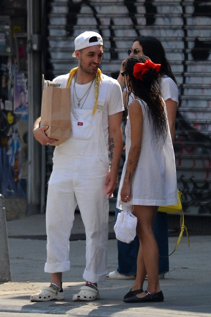 Фото №2 - Зои Кравиц носит простой белый сарафан с туфлями «Мэри Джейн» и алым бантом в волосах