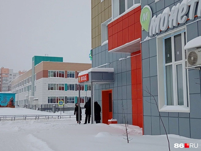 Первые зеваки ждут открытия магазина | Источник: Мария Гришкина / 86.RU