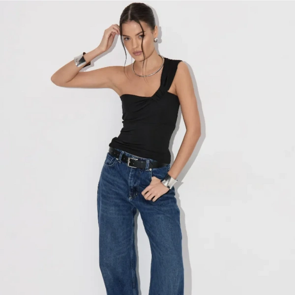 Топ с драпировкой на одно плечо&nbsp;— 1440 рублей, впишется в любой образ | Источник: wonderclo / Wildberries.ru 