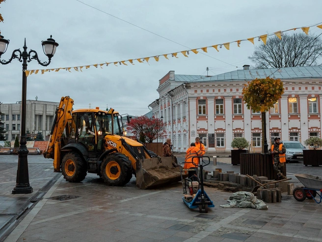 На перекрёстке улиц Нахимсона и Андропова продолжаются финальные работы (здесь должны установить парковочные столбики) | Источник: Александр Куренной / 76.RU