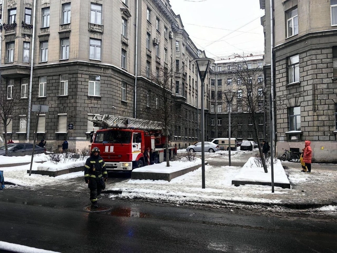 Рабочий повис на проводах в Петербурге и чудом выжил | Источник: Ксения Потеева / FONTANKA.RU