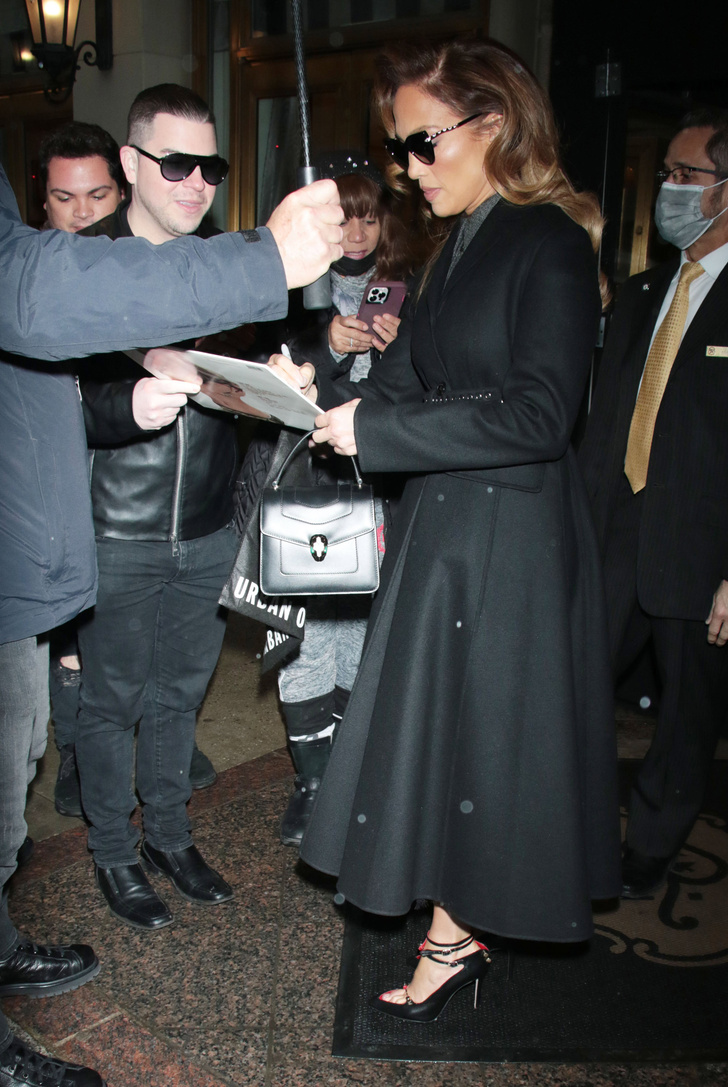 Золотой Голливуд возвращается: Дженнифер Лопес в черном пальто Dior и необычных «голых» туфлях Hardot раздает автографы