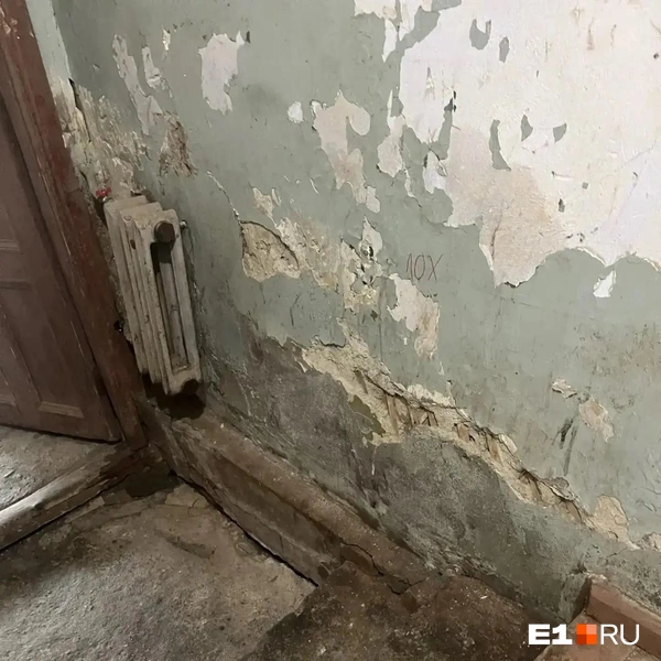 Стены и потолки идут трещинами | Источник: читательница E1.RU