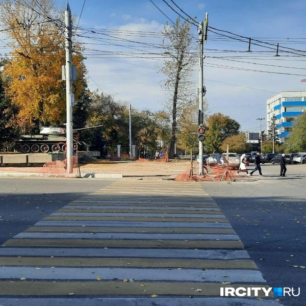 В сентябре заградительную сетку от пешеходного перехода убрали | Источник: Виктор Лучкин / «ИрСити»